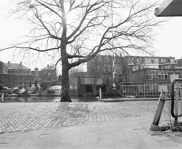 880483 Gezicht over de Stadsbuitengracht te Utrecht op het bedrijfspand van de drankenhandel H. Verwoolde (Wolvenstraat ...